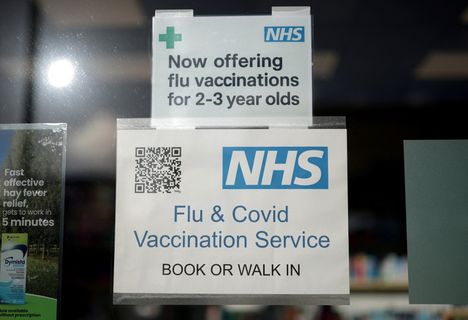 NHS mainostaa korona- ja influenssarokotteita influenssatapausten lisääntyessä.