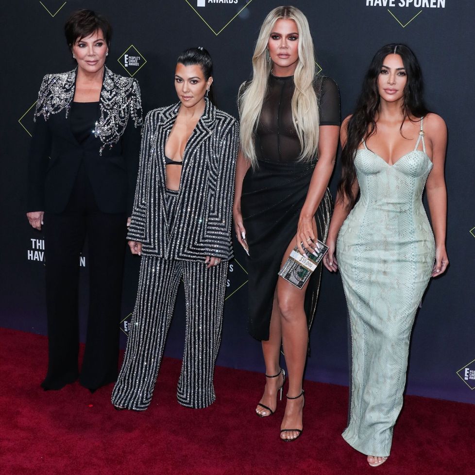 Keeping Up With the Kardashians -tosi-tv-sarja esitteli Kardashianin perheen naiset, äiti Kris Jennerin (vas.) ja tyttäret Kylie Jennerin, Khloé Kardashianin ja Kimin. Kuvasta puuttuu siskoista yksi, Kourtney Kardashian.