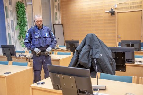 Perhesurmasta epäilty mies peitti kasvonsa vangitsemisoikeudenkäynnissä 10. joulukuuta 2025.