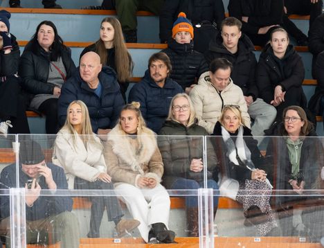 Selänteen perhe seurasi Järvenpään jäähallissa Leevi Selänteen pelaamista.
