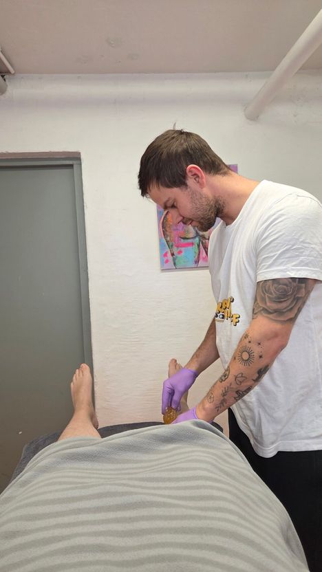 Sokerointi voi tuntua epämukavalta tai nipistävältä, mutta kovaa kivun ei pitäisi olla. Oikea tekniikka ja ihon kiristys vähentävät Samulin mukaan kipua tai mustelmien muodostumista.