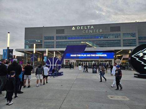 Delta Centerissä on hyvin erilainen tunnelma Jazzin ja Mammothin peleissä. Jazzin peleissä on paljon lapsia, kun taas Mammothin peleissä on paljon kaupunkiin muuttaneita työikäisiä ihmisiä.