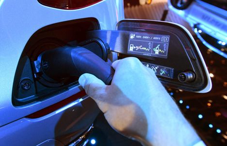 Pariskunnalle selvisi, että latauksen jälkeen autolla ei päässyt sähköllä pitkää matkaa. Kuvituskuva.