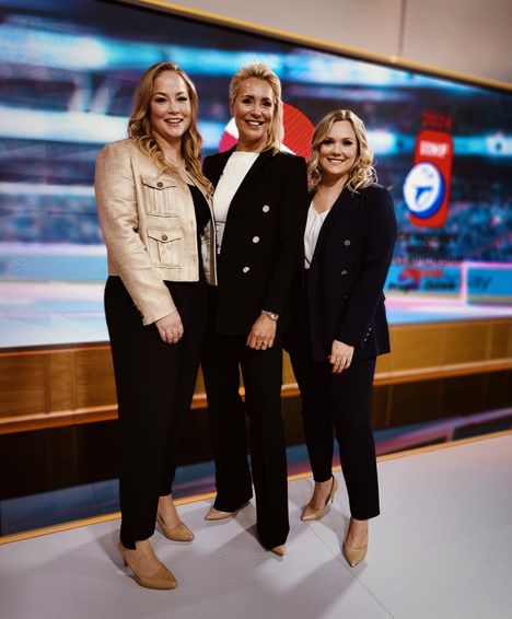 Katariina Kivirannan (oik.) ohella Viaplayn urheilulähetysten naiskasvoja ovat maastohiihtokilpailuista tuttu Suvi Hakkarainen (vas.) ja formula 1 -varikoilta raportoiva Mervi Kallio.