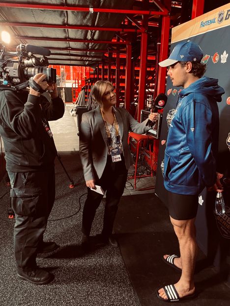 Katariina Kiviranta haastatteli Toronton tähtihyökkääjää Auston Matthewsia NHL:n Global Series -pelien yhteydessä Tukholmassa 2023.