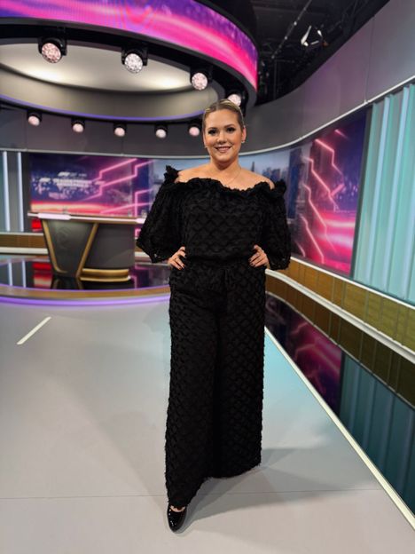 Katariina Kiviranta Katri Niskasen suunnittelemassa asussa formula 1 -studiossa Brasilian GP:n viikonloppuna viime marraskuussa. – Pyrin valitsemaan vaatteita, jotka tuntuvat mukavilta. Tärkeintä on, että on itsevarma olo itsellä.