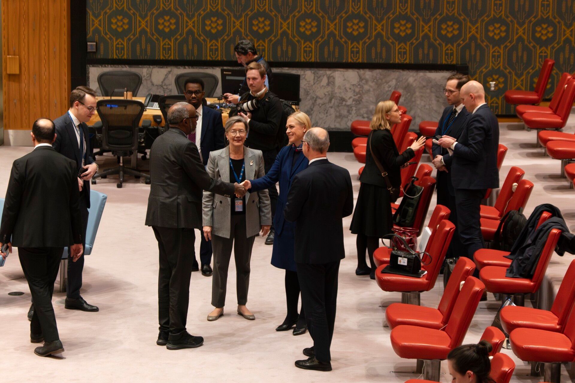 YK:n turvallisuusneuvoston kokoukseen osallistui Suomen edustajista Elina Valtosen lisäksi YK-suurlähettiläs Elina Kalkku (kesk.). Ennen istuntoa he tervehtivät muiden maiden edustajia.