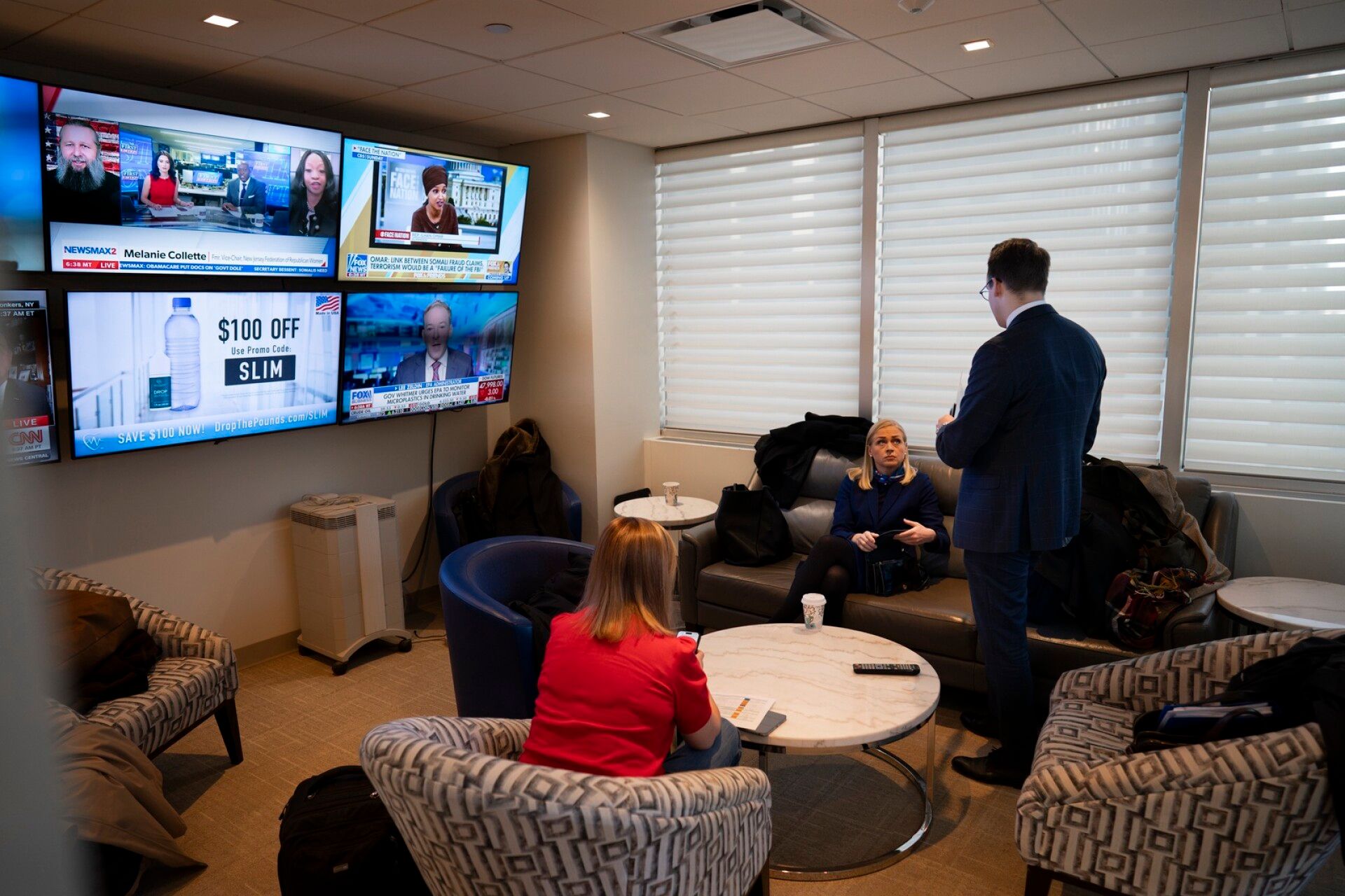 Valtonen vaihtoi ajatuksia erityisavustaja Matias Pajulan kanssa konservatiivisen Newsmaxin takahuoneessa hetkeä ennen lähetystä.