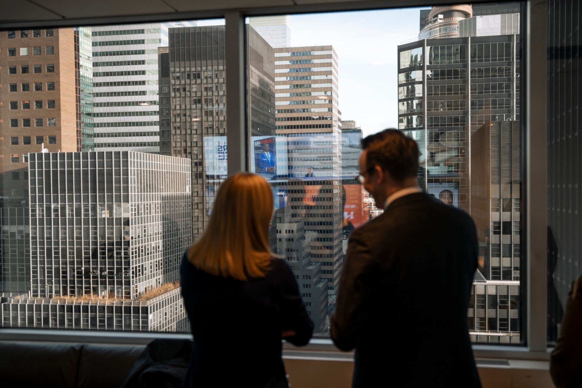 Valtonen ja erityisavustaja Pajula katselivat Newsmaxin toimituksen ikkunasta aamun sarastusta Manhattanilla.