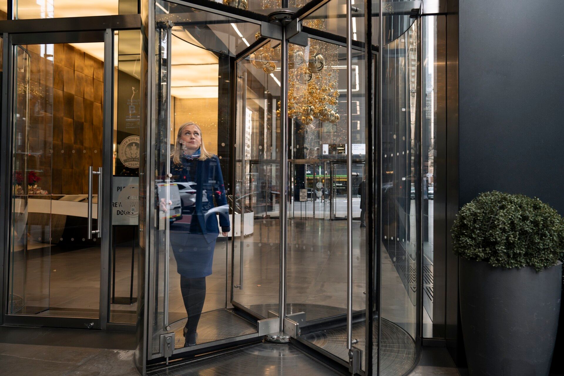 Valtonen kävi tapaamisissa New Yorkin Suomen-edustustolla. Päivä oli aamukymmeneltä jo pitkällä, sillä ensimmäinen kokous alkoi jo kello 5.30.