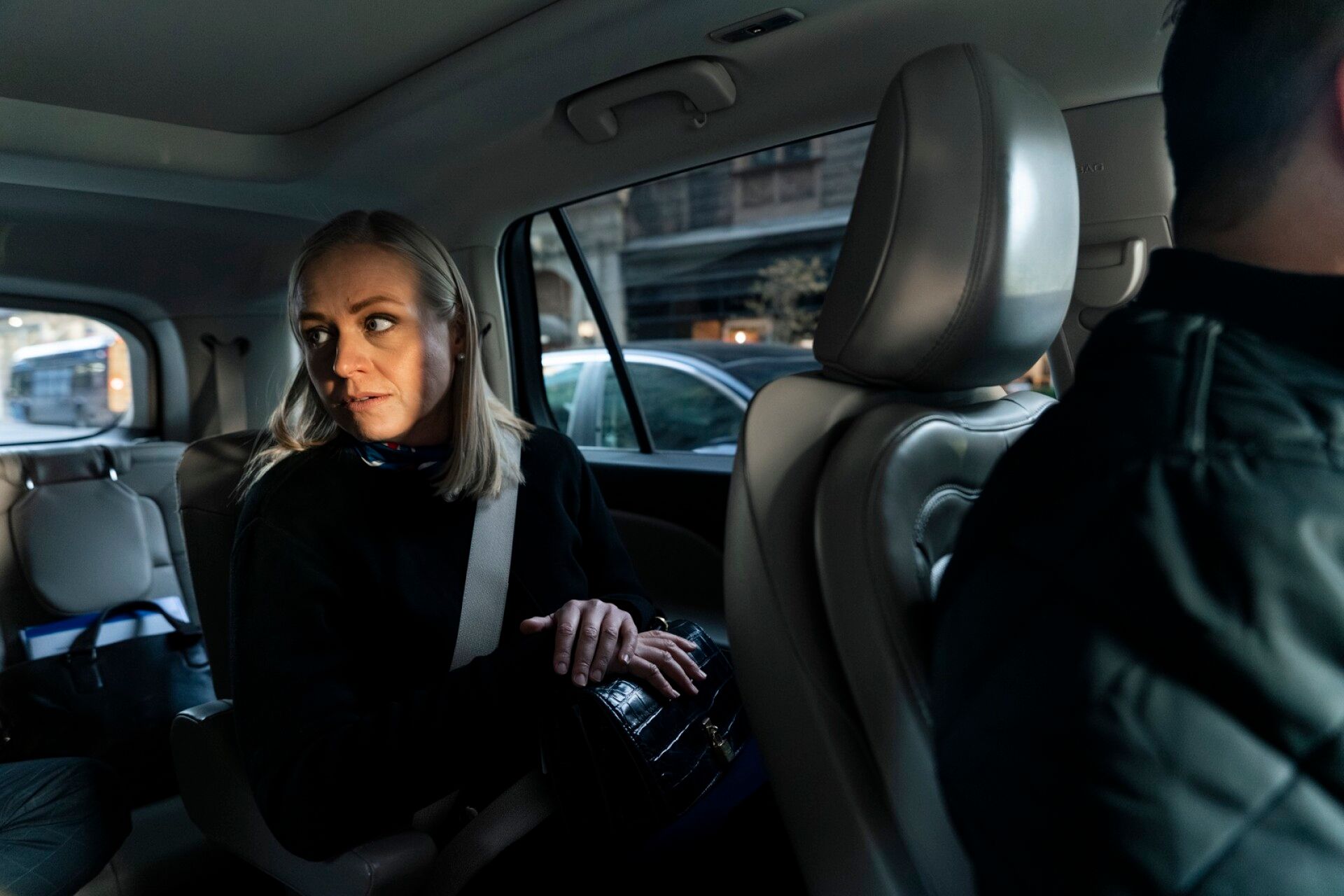 New Yorkissa on vierailun aikaan niin kylmä, että kaupunkilaisia kehotetaan pysymään sisällä. Valtonen siirtyy paikasta toiseen kuljettajan ajamalla katumaasturilla.