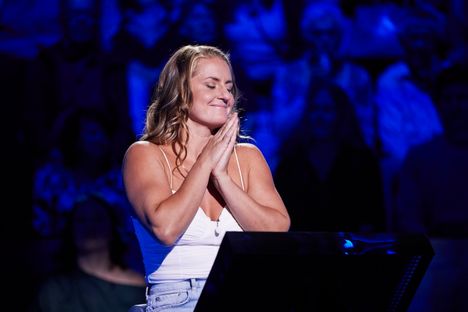 Niva sanoo, että maailmalla reissaamisesta sattui nyt olemaan tuuria. Lisäksi hän kiittelee erikoista nippelitietomuistiaan.