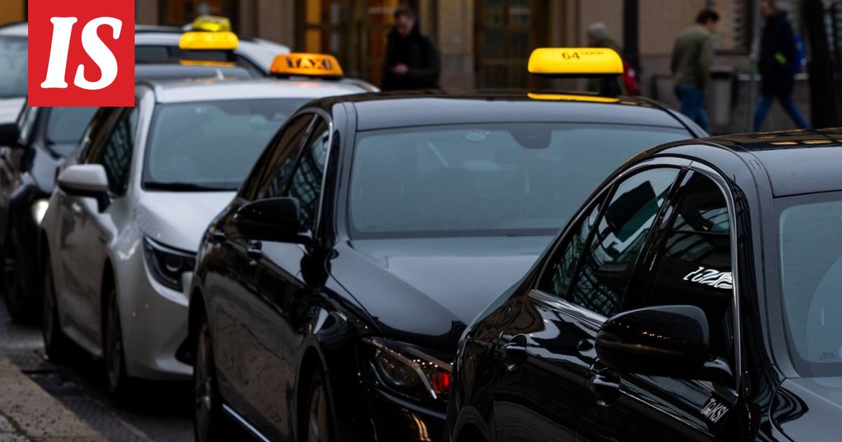 Taksinkuljettaja katsoi jalkapalloa, toisella oli jalkatila täynnä tavaraa – viranomaispartio iski Lahdessa