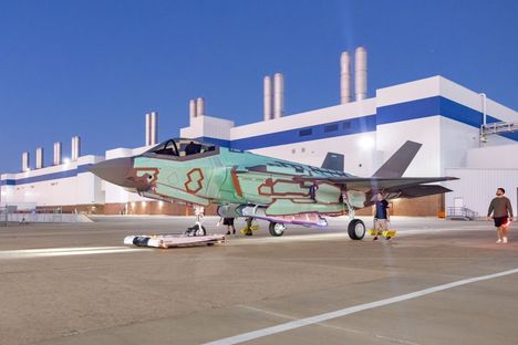 Ensimmäinen suomalainen F-35 pullahti tehdasväreissä ulos Lockheed Martinin tehtaalta Texasissa lokakuun lopussa.