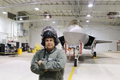 F-35:n valmistajan Lockheed Martinin testipilotti Alan Norman poseerasi IS:lle yhtiön tehtailla kypäränsä kanssa toimittajavierailulla vuonna 2017.