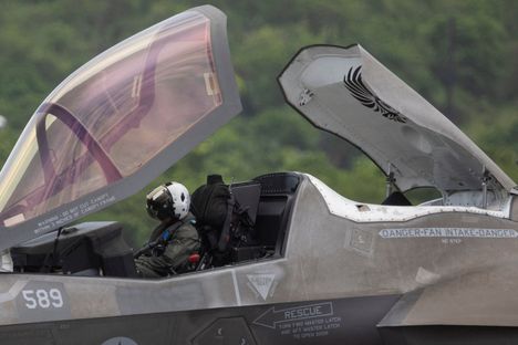 Yhdysvaltain merijalkaväen F-35-hävittäjän lentäjä istui ohjaamossa laskeutumisen jälkeen. Kyseessä on hävittäjän B-versio, joka voi laskeutua pystysuoraan alas. Lentäjän taakse avautuu hallintaa helpottava luukku.