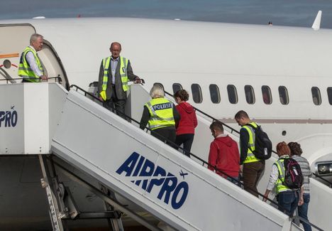 Poliisi saattelee vuosittain joitakin satoja palautettavia pois Suomesta. Kuva on palautuslennosta Lappeenrannan lentokentältä kesällä 2015.