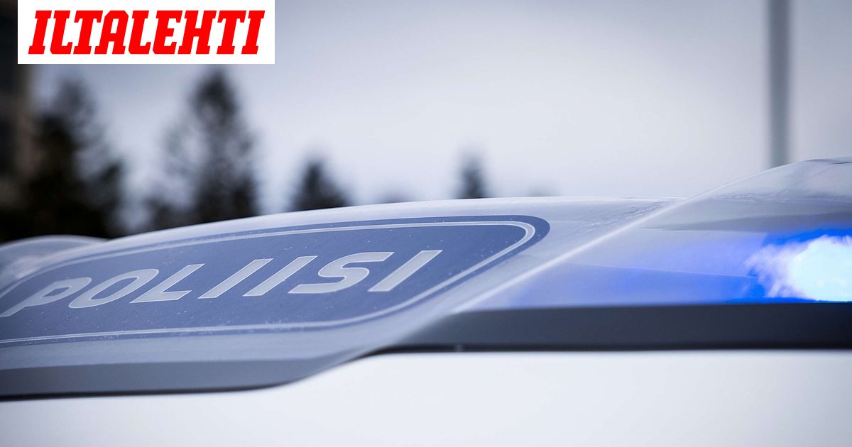 Auto räsäytti talon seinään – Perhe sisällä