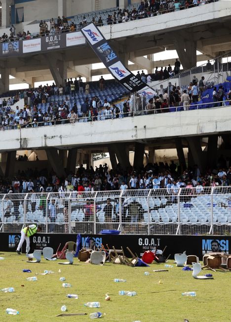 Fanit purkivat kiukkunsa stadioniin.