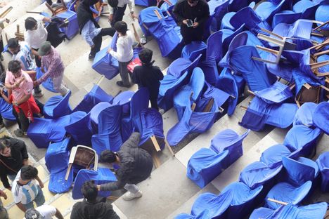 Kentälle heitettiin muun muassa penkkejä.