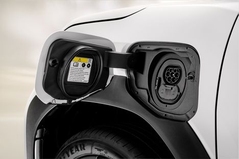 Akun täyttyminen lähes tyhjästä täyteen vie pikalaturilla noin kolme varttia. Ilahduttavaa on toyotamainen 10 vuoden ja peräti miljoonan kilometrin akkuturva.