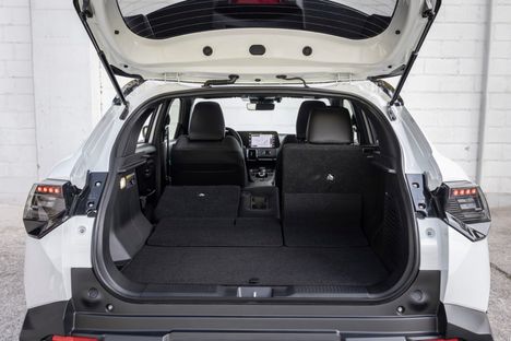 Takapenkki taittuu alas kolmessa osassa jo perustason Active-mallista alkaen.