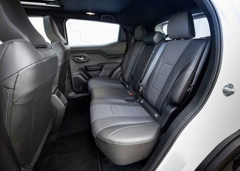 Takaistuin on liukuvaa mallia. Ääripäiden välillä eroa on 16 senttimetriä.