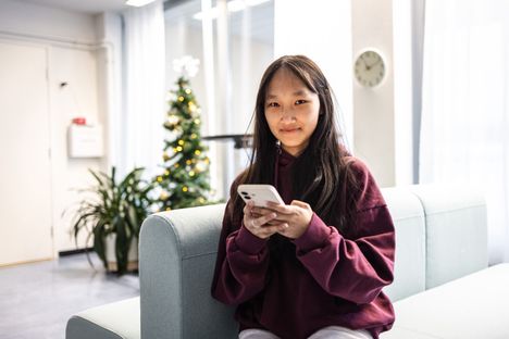 Mary Kyi Phyu lukee kirjoja ja katselee elokuvia vapaalla.