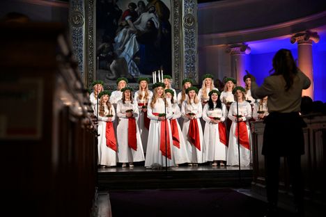 Folkhälsanin mukaan Helsingin tuomiokirkkoon kerääntyi noin 1500 ihmistä seuraamaan Lucian kruunausta.