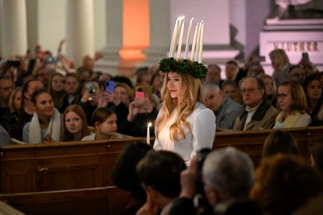 Alexandra Lindqvist kruunattiin Suomen Luciaksi 13. joulukuuta.