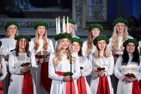 Kruunajaisten jälkeen Lucia-kulkue lähtee liikkeelle Senaatintorilta.