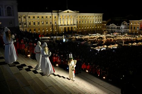 Senaatintorille kerääntyi paljon yleisöä.