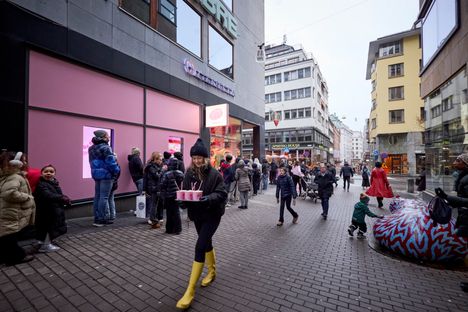 Jonossa seisoi ihmisiä aamukuudesta liki liikkeen sulkemisaikaan asti, eli iltaseitsemään.