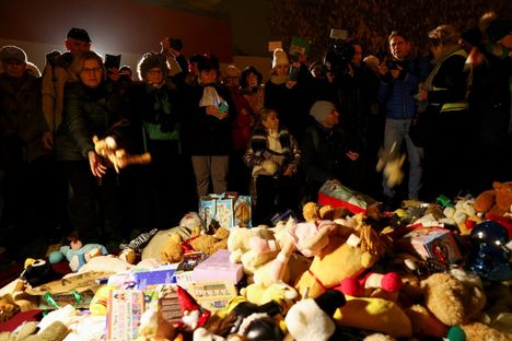 Mielenosoittajat toivat mukanaan pehmoeläimiä ja muita leluja.