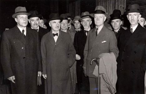 Moskovan rauhanneuvotteluihin lähtevä Suomen neuvottelukunta tiesi olevansa yksin mahdottoman edessä. Kuva Helsingin rautatieasemalta 7.9.1944.