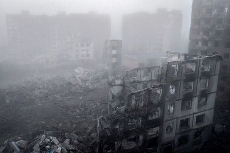 Venäjän sotarikoksia: pommitusten tuhoamia asuintaloja Kostyantynivkan kaupungissa Donetskissa 1.12.2025.