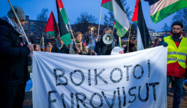 Mielen­osoittajat vaativat Euroviisu-boikottia Ylen edustalla Helsingissä | Uutisia lyhyesti | Yle Uutiset - Yle