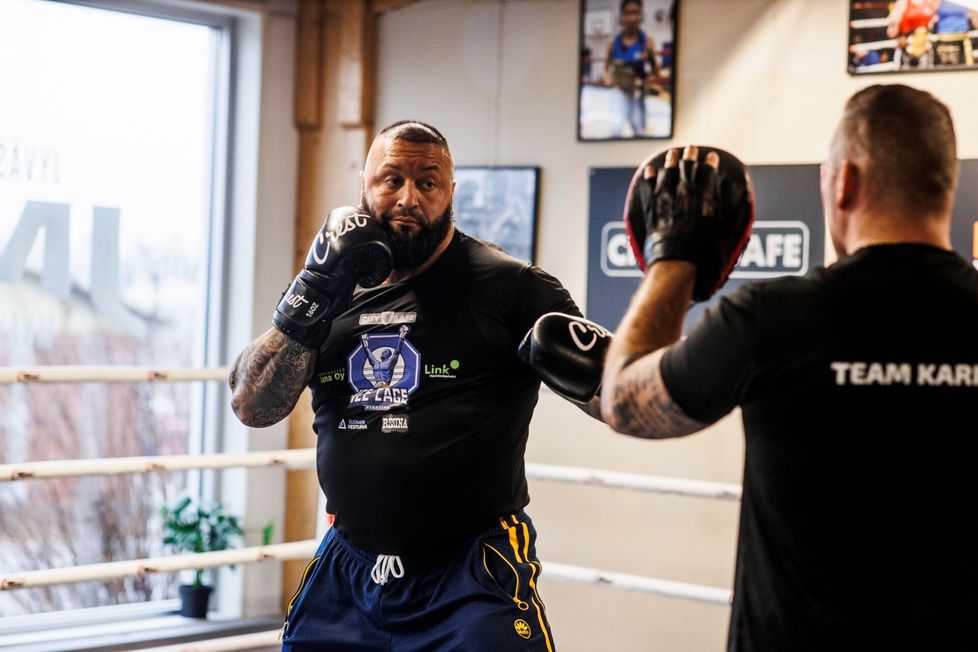 Roger Karimus ei voi sietää humalaisia. Myös Ice Cage -nokkamies Max Hynninen on puhunut päihteiden vaaroista. Karimuksen mukaan nuorella promoottorilla on arvot kohdallaan.