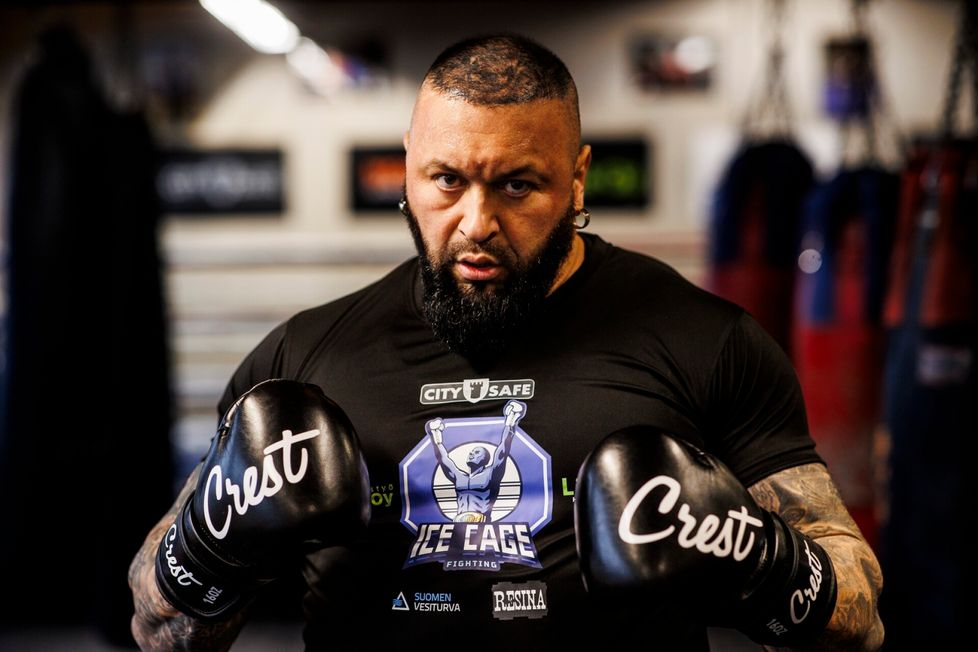 Roger Karimus ei voi sietää epätasa-arvoista kohtelua, eikä pelkää näyttää sitä. ”Katson miten ihminen kohtelee lapsia ja eläimiä, se kertoo ihan tarpeeksi ihmisestä.”