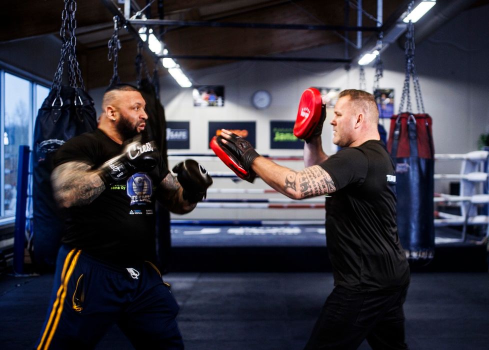 Roger Karimus lyö pistareita valmentaja Antti Parhialan kanssa.