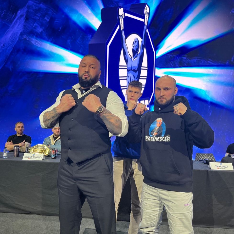 Roger Karimus ja Testotimo Ice Agen esittelytilaisuudessa lokakuussa. Testotimo joutui jäämään pois ottelusta loukkaantumisen takia.