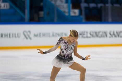 Iida Karhunen luistelee aikuisten sarjoissa ensimmäistä kauttaan.