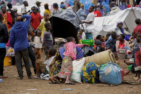 Kongolaisia siviilejä vastaanottokeskuksessa Gatumban rajakaupungissa Burundissa torstaina.