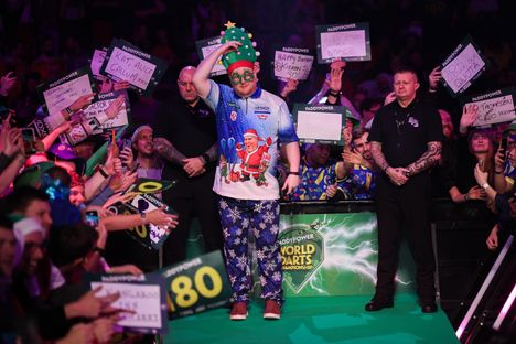 Ricky Evans oli pukeutunut jouluiseen asuun. Kuvan housut liittyvät tapaukseen.