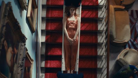 Performanssitaiteilija Sheila Legge murhataan fiktiivisen sarjan ensimmäisessä jaksossa. Tosielämässä hän kuoli keuhkokuumeeseen 37-vuotiaana.