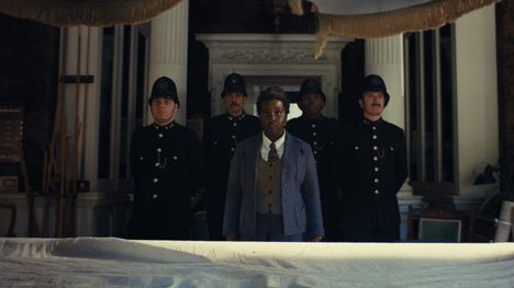 Scotland Yard pelmahtaa paikalle, eikä kukaan ole poissuljettu epäiltyjen listalta.