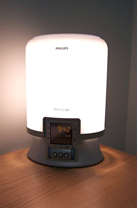 Kaamosväsymystä torjuvia kirkasvalolamppuja on myynnissä erilaisia. Lampun ääressä voi tehdä töitä tai nauttia aamupalaa. Sarastuslampun taas voi ajastaa herättämään aamuisin.