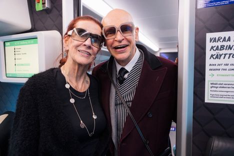 Aira Samulinia ja Jorma Uotista yhdisti rakkaus tanssiin. Ystävykset kuvassa vuonna 2023.