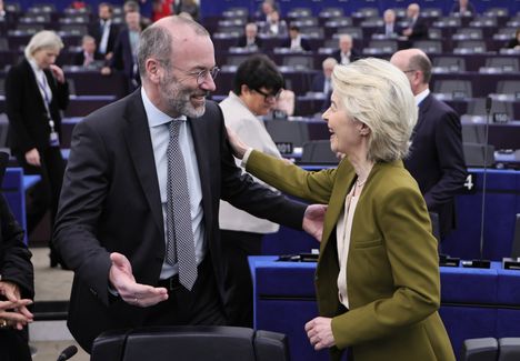 EU:n päätöksentekoelimissä EPP:n johtaja Manfred Weber (vas.) on ajanut lievennyksiä kieltoon. Autoala on puolestaan koko syksyn lobannut Euroopan komission puheenjohtaja Ursula von der Leyeniä (oik.)