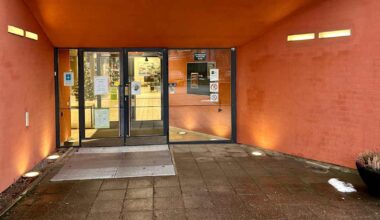 Poliisi: Kouvolassa kirjastossa riehuneen verisen miehen liikkeistä lisätietoa – epäillään useista rikoksista | Kymenlaakso